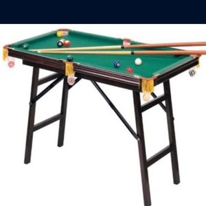 Mini pool table